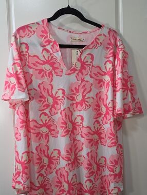 Southern Stitch Pink & White Floral V-Neck Tee - XL